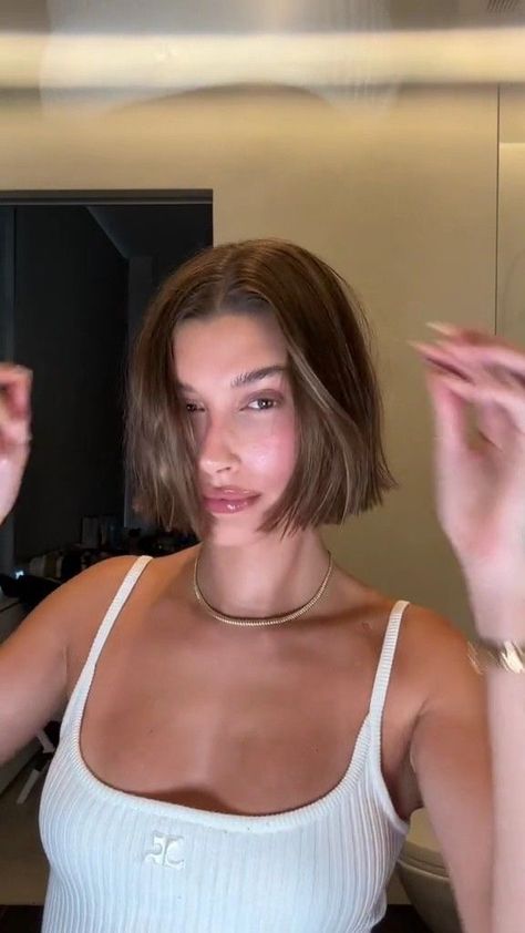 Bob Haircut Hailey Bieber, Hailey Bieber Short Hair 2023, Hailey Short Hair, Kendall Jenner Bob, Hailey Baldwin Short Hair, Hailey Bieber Hair Short, Hailey Bieber Short Hair, Hailey Bieber Bob, Hailey Baldwin Hair