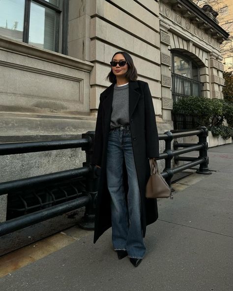 wool coat + gray sweater + wide leg denim Mantel Outfit, Style Désinvolte Chic, Inexpensive Clothes, Chique Outfits, Europe Outfits, Style Casual Chic, Scandinavian Fashion, Look Short, Moda Jeans