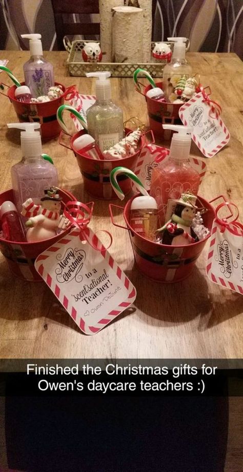 Quick Christmas Gifts, Diy Christmas Gifts For Friends, Diy Christmas Gift Ideas, Diy Christmas Presents, Coworkers Christmas, Easy Diy Christmas Gifts, Cheap Christmas Gifts, Christmas Gift Basket Ideas, Gift For Mom Christmas