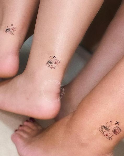 Cute friendship ankle tattoos by @tatuagens_deliicadas 3 Friend Tattoos, Wine Glass Tattoo, Wine Tattoo, Tattoo Cafe, Cute Ankle Tattoos, Our Mindful Life, Tattoos Infinity, Ankle Tattoos For Women, Tattoos Mandala