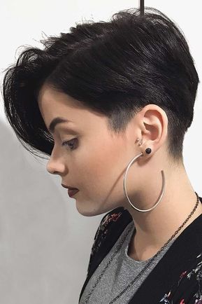 Long Pixie To Look Younger #shorthaircuts#shorthairstyles #pixie ❤️ Our collection of short hair trends 2018 will surprise you. You will see all the faves among celebrities: undercut, pixie cuts, bobs and other popular haircuts. Get inspired for your own latest short cut. ❤️ See more: #lovehairstyles #hair #hairstyles #haircuts Tomboy Hairstyle, Messy Chic, Women Haircuts, Bob Cuts, Textured Bob, Haircut Types, Tutorial Ideas, Short Hair Trends, Short Hair Undercut