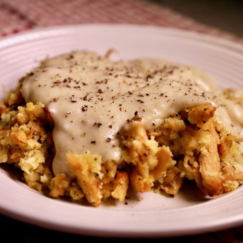 Breaded Soy Curls with White Pepper Country Gravy - tay-tay’s vegan Vegan Country Gravy, Vegan Salisbury Steak, Soy Curls Recipes, Steak With Gravy, Vegan Meat Recipe, Vegan Fried Chicken, Country Gravy, Soy Curls, Vegan Meat