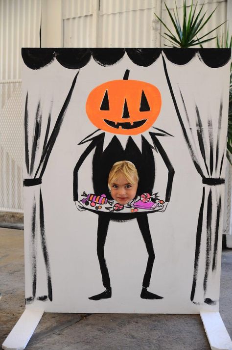 Halloween Photo Op, Halloween Party Activities, Dekorasi Halloween, Halloween Photo Booth, Halloween Dance, Halloween Fest, Halloween Classroom, Halloween Photo, Adornos Halloween