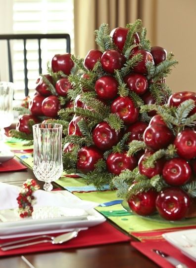 Diy Christmas Table, Tafel Decor, Christmas Table Centerpieces, Christmas Centerpieces Diy, Christmas Tablescape, Natural Christmas, Christmas Tablescapes, Christmas Table Settings, Deco Floral