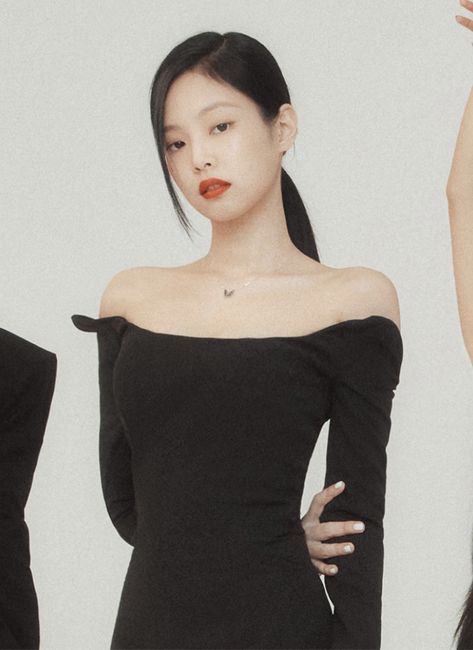 Jennie Shoulders Aesthetic, Jennie Kim Shoulders, 90 Degree Shoulders Aesthetic, 90 Degree Shoulders, Daily Makeup Routine, Ruby Jane, Vogue Covers, Korean Aesthetic, Barbara Palvin