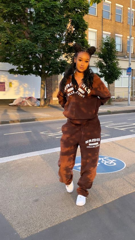 Tracksuit Outfit Women Street Styles, Chilling Outfits, Tracksuit Outfit Women, Sweat Suits Outfits, Sweatsuit Outfits, Sweatsuit Outfit, Girl Sweat, Tracksuit Outfit, Instagram Baddie