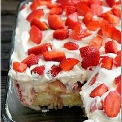 No-Bake Strawberry Banana Pudding Twinkies® Cake @keyingredient #cake #nobake #casserole Strawberry Lemonade Cake Recipe, Twinkies Cake, Twinkie Desserts, Strawberry Banana Pudding, Lemonade Cake Recipe, Strawberry Lemonade Cake, Twinkie Cake, Lemonade Cake, Pie Mold