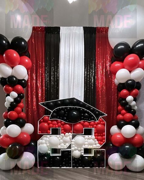 bar Prom 2023 Backdrop, High School Graduation Stage Decorations, Graduation Trunk Party Ideas, Graduation 2023 Ideas, Graduation 2023 Party Ideas, 2023 Graduation Centerpieces, Balloon Arch Ideas For Graduation, Black And Red Graduation Party, Graduation Stage Decoration Ideas