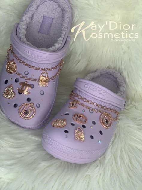 Light Purple Crocs With Charms, Jibbitz Ideas, Cool Crocs, Crocs Aesthetic, Crocs With Charms, Bling Crocs, Crocs Ideas, Pink Crocs, Custom Crocs