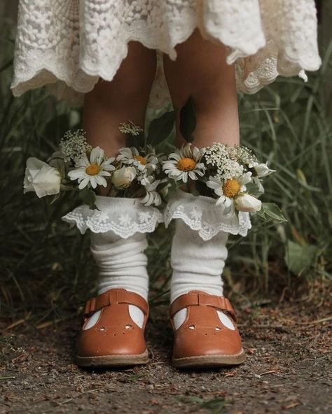 Easter Photoshoot Ideas, Toddler Nursery, Easter Photoshoot, Lifestyle Content Creator, Toddler Photoshoot, Magical Dress, Spring Photoshoot, Flower Photoshoot, Spring Pictures