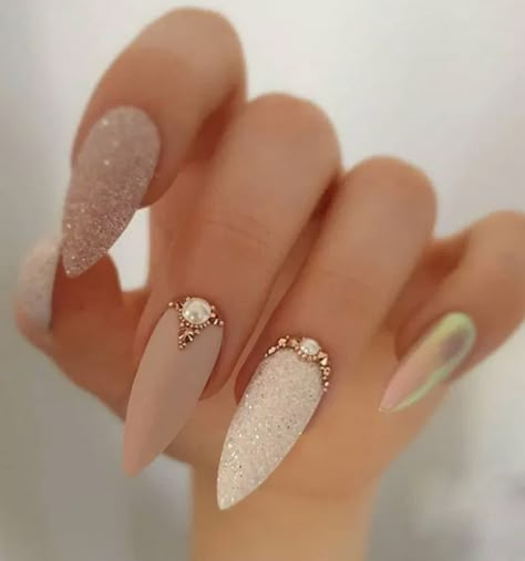 Unghie Sfumate, Thanksgiving Nail, Gold Nail, Wedding Nails Design, Thanksgiving Nails, Neutral Shades, Nail Art Wedding, Bride Nails, Diamond Glitter