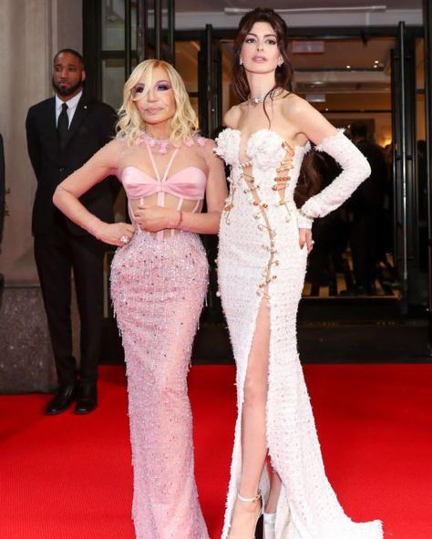 Anne Hathaway in Met Gala 2023 Anne Hathaway Style, Donatella Versace, Costume Institute, Anne Hathaway, Red Carpet Dresses, Red Carpet Looks, Historical Fashion, Pixie Haircut, Runway Fashion