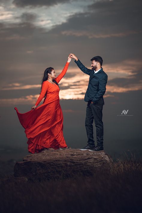 Pre Wedding Photoshoot Outdoor Dresses, Night Prewedding Photography, Reception Stills, Love Poses, Prewedding Poses, Pre Wedding Photoshoot Beach, Titanic Dress, Headphones Art, Pre Wedding Photoshoot Props