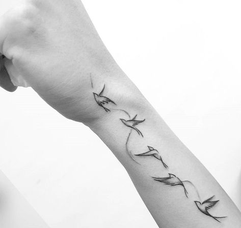 Tatouage signification liberté - des motifs multiformes pour chaque goût ! Simple Bird Tattoo, Beachy Tattoos, Small Bird Tattoos, Tatoo Styles, Bird Tattoos For Women, Wrap Around Tattoo, Bird Tattoo Wrist, Tiny Wrist Tattoos, Wrap Tattoo