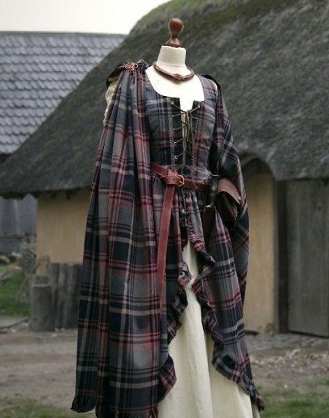 Traditional Scottish Clothing, Scottish Costume, Celtic Dress, Scottish Dress, Celtic Clothing, Scottish Clothing, Fair Outfits, Scottish Fashion, Medieval Dress