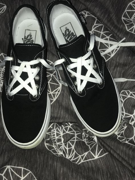 Star Laces Vans, Vans Laces Ideas, Vans Authentic, Vans Authentic Sneaker, Diy Shoes, Black Aesthetic, Vans Sneaker, Stars, Lace