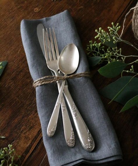 How to make DIY botanical napkin rings for Thanksgiving. Napkin Rings Ideas, Twine Napkin Rings, Garden Design Inspiration, Rustic Napkin Rings, Thanksgiving Napkin Rings, Napkin Rings Diy, Brunch Decor, Rustic Napkins, Rings Diy