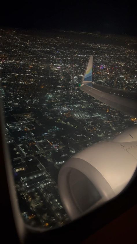 Creative Instagram Names, Los Angeles Night, Flight Take Off, Airplane Window View, Night Rides Snapchat, Airport Pictures, Airport Aesthetic, Travel Picture Ideas, Cute Quick Hairstyles