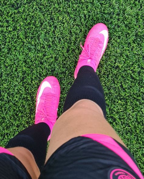 Soccer Pink Aesthetic, Pink Football Aesthetic, Preppy Soccer Cleats, Pink Football Boots, Pink Cleats, Pink Soccer Cleats, Best Soccer Cleats, Girls Soccer Cleats, Best Soccer Shoes