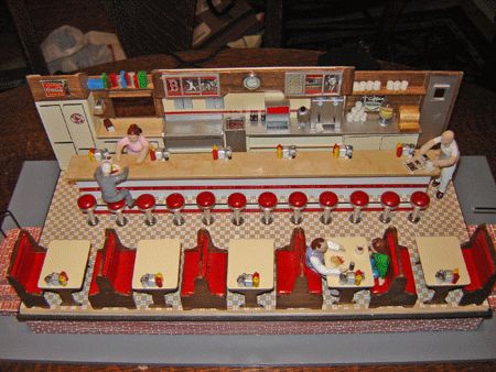 Restaurant Diorama, Smash Guys, Miniature Diner, Miniature Restaurant, Waitress Musical, Diner Booth, Diner Aesthetic, Cafe Display, 50s Diner