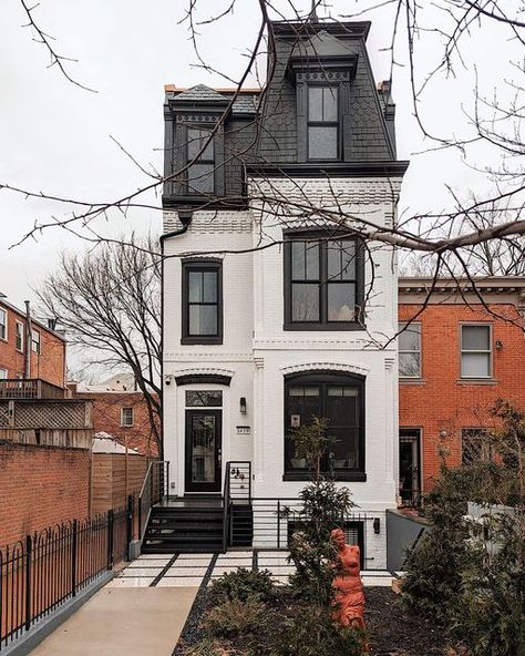 dccitygirl 📍Washington DC on Instagram: "Skinny house, but what got me was the red Venus statue. Happy Thursday!" Home Facade Design, Town House Exterior, Washington Dc Houses, Townhouse Exterior, Victorian Exterior, Narrow Lot House, Townhouse Designs, Minimal House Design, Narrow House