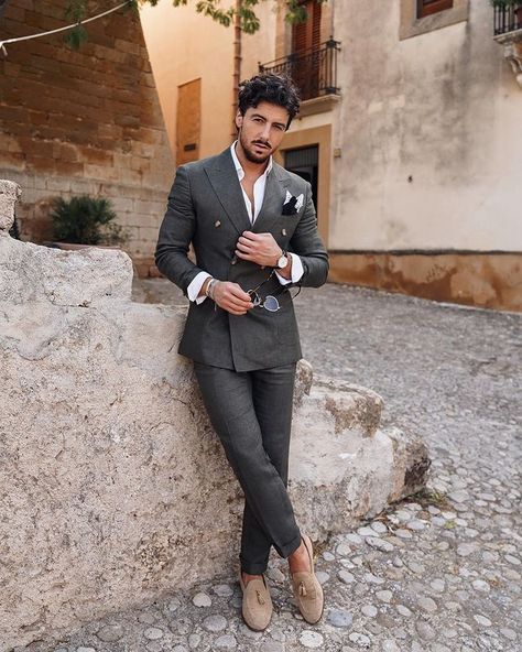 Rowan Row pe Instagram: „A classy day out in beautiful Sicily ~ 🇮🇹 #Gentleman #MensFashion” Rowan Row, Italian Style Suit, Elegant Men Style, Euro Fashion, Italian Mens Fashion, Suits And Sneakers, Slim Fit Suit Men, Classy Suits, Italian Suit