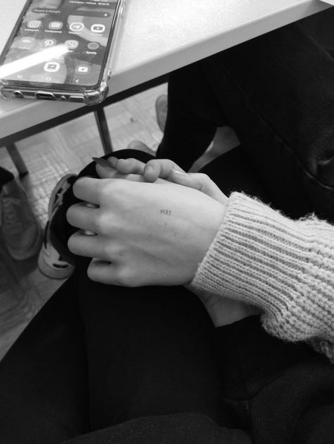 Hands white black study time love is friends Holding Hands Under Table, Photo Cpl, Mains Couple, Couple Holding Hands, Study Time, Holding Hands, White Black, Vision Board