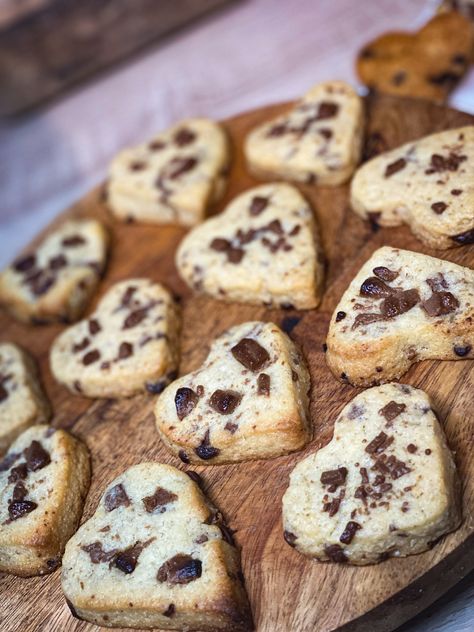 Une petite recette simple et rapide pour la saint valentin sans se casser la tête. Réalisable avec n'importe quelle recette de cookies et un emporte pièce coeur. Pour plus de recettes gourmandes, rendez vous sur mon blog ou sur ma page instagram @repas_du_quotidien Page Instagram, Halloween 2024, St Valentin, Sans Gluten, Book Club, Cookies Et Biscuits, Brownies, Meal Prep, Fondant