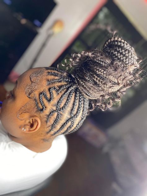 Cornrow Hairstyles With Bun, Braided Ponytail Designs, Braided Ponytail With Design, Feed In Braided Hairstyles, Simple Feed In Braid Styles, Stitch Braided Ponytail, Feed In Ponytail Braids, Cute Stitch Braids, Cornrow Ponytail Styles