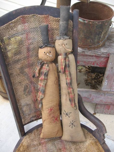 Diy Primitive Christmas, Fabric Snowmen, Rustic Christmas Crafts, Primitive Christmas Ornaments, Primitive Christmas Crafts, Crafts Christmas Diy, Primitive Country Christmas, Snowman Couple, Primitive Christmas Decorating