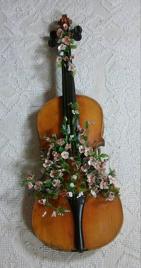 Decorated Violin, Glass Violin Aesthetic, Violin Decor, Violin With Flowers, Beautiful Violin Design, Painted Violin, Violin Decoration, Violin Sculpture, Library Corner