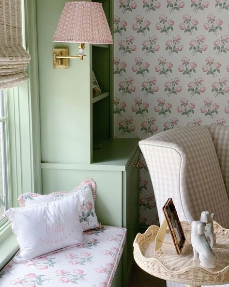 Pink Green Bedroom, Pink And Green Bedroom, Decorating With Pink, English Country House Bedroom, Girls Bedroom Green, Colorful Eclectic Home, Traditional Room Decor, Spring Interiors, Bathroom Decor Luxury