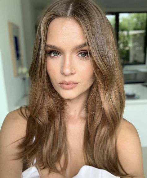 Light Brunette, Celebrity Hair Colors, Josephine Skriver, Redhead Girl, Brunette Girl, Light Hair, Light Brown Hair, Celebrity Hairstyles, Brunette Hair