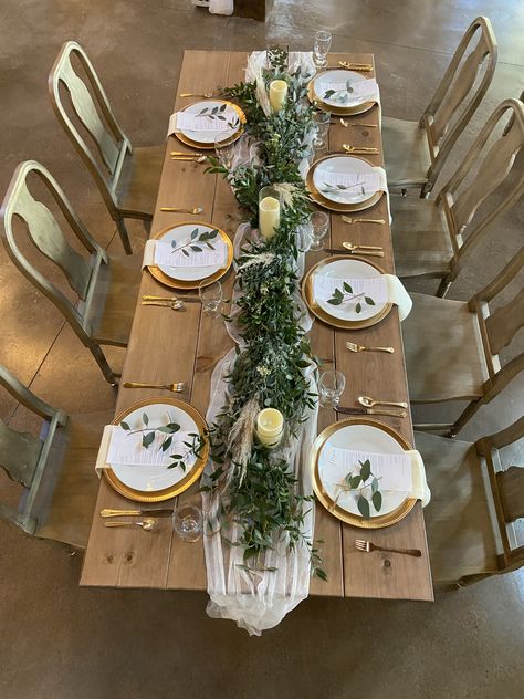 Long Table Setting Ideas Dinner Parties, Wrangler Wedding, Table Decorations Simple, Oregon Beach Wedding, Passover Table Setting, Dinner Party Table Settings, Rustic Table Setting, Dinner Party Table, Party Table Settings