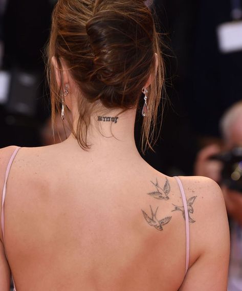 Dakota Johnson has the word “amor” tattooed on the back of her neck in black ink Dakota Johnson Tattoo, Amor Tattoo, Le Tattoo, 12 Tattoos, Tattoo Shading, Chic Tattoo, Back Of Neck Tattoo, Swallow Tattoo, Back Of Shoulder Tattoo