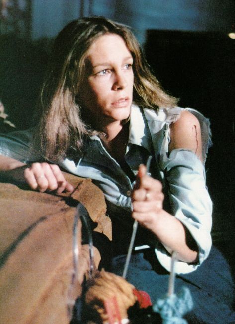 "Halloween" movie still, 1978.  Jamie Lee Curtis as Laurie Strode.  The daughter of Janet Leigh and Tony Curtis, this was the first movie for Jamie Lee - she was immediately dubbed a "screen queen" and would appear in six of the eleven films of the "Halloween" franchise. Jamie Lee Curtis Halloween, Halloween Films, Laurie Strode, Halloween Franchise, Donald Pleasence, Halloween 1978, Halloween Film, Slasher Movies, Tony Curtis