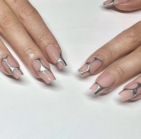 Chrome Nails Lines, Silver Swirl Acrylic Nails, 3d Chrome Swirl Nails, Silver Chrome Swirl Nails, Silver Swirls Nails, Swirl Chrome Nails, Chrome Line Nail Art, Chrome Squiggle Nails, Chrome Coffin Nail Ideas