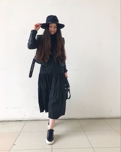 #jewish #modest #fashion #fashionblogger #outfit #outfitoftheday #outfitideas #outfitinspiration #totallblack Modern Jewish Fashion, Jewish Modest Fashion, Orthodox Jewish Fashion, Synagogue Outfit, Jewish Outfit, Shabbos Outfit, Jewish Fashion, Modesty Journey, Jewish Women Fashion