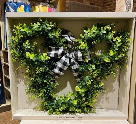 Disney Entryway Decor, Disney Office Ideas For Adults, Disney Wreath Diy, Disney Farmhouse, Disney Decor Bedroom, Disney Bedroom, Disney Decor Diy, Mickey Mouse Wreath, Mickey Mouse Crafts