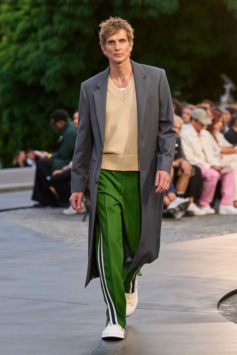 Green Sweatpants Outfit, Men Inspiration, Men Streetstyle, Parisian Chic Style, Mens Fashion Week, Mini Short, Spring Fashion Trends, Cara Delevingne, Spring 2023