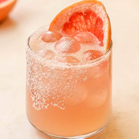 Pink Grapefruit Cocktail, Grapefruit Paloma, Coastal Cocktail, Paloma Recipe, Yummy Cocktails, Grapefruit Cocktail, Lancome Idole, Paloma Cocktail, Grapefruit Soda