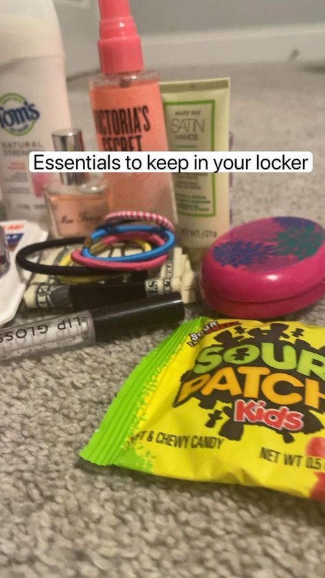 School Locker Essentials, Locker Essentials, Hacks School, Middle School Lockers, Middle School Essentials, Middle School Survival, Middle School Life, School Routine For Teens, Middle School Hacks