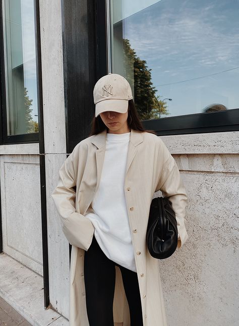 Minimal and Comfortable | MODEDAMOUR Baseball Cap Outfit Spring, Baseball Hat Outfit, Baseball Cap Outfit, July Outfits, Cap Outfit, Game Outfit, Hat Outfit, Baseball Game, Outfit Women