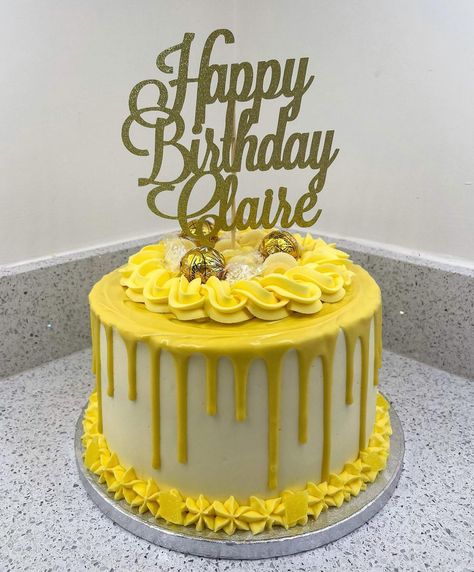 EVA BAKES ~ Cakes & Cupcakes on Instagram: “Lemon birthday drip cake🎂🍋 • • • • • #baking #bakingfromhome #dripcake #yellowdripcake #lemoncake #freshlybaked #bakingfromscratch…” Lemon Birthday Cake Decoration, Yellow Cake Decoration, Yellow Drip Cake, Yellow Cake Ideas, Yellow Cake Design, 18th Birthday Cake For Guys, Birthday Cake Yellow, Lemon Birthday Cake, Yellow Birthday Cake