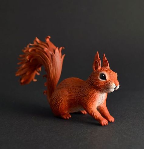 Miniature Sculpting, Squirrel Sculpture, Thanksgiving Cake, Easy Clay Sculptures, Sculpture Animal, Squirrel Figurine, Modelling Clay, Polymer Clay Figures, Sculpey Clay