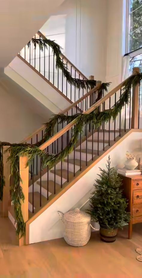 Stair Railing Christmas Decorating Ideas, Christmas Garland Staircase, Christmas Garland On Stairs, Staircase Garland, Holiday House Decor, Christmas Stairs, Luxurious Christmas, Staircase Decor, Simple Christmas Decor