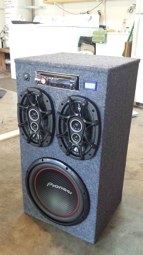 DIY Portable Stereo - Album on Imgur Stereo Idea, Diy Boombox, Diy Subwoofer, Subwoofer Box Design, Speaker Projects, Speaker Box Design, Subwoofer Box, Boom Box, Stereo Systems