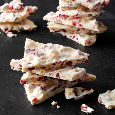 Cranberry Butter Crunch Bark Cranberry Dips, Cranberry Crunch Recipe, Cranberry Crunch, Buttercrunch Toffee, Christmas Bark Recipes, Buckeye Brownies, Cranberry Butter, Toffee Bark, Christmas Bark