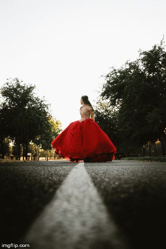 Sweet 16 Photoshoot Poses, 15 Pictures Ideas, Pre Quince Photoshoot Ideas, Quinceñera Poses, Poses For Quinceanera Pictures, Quince Picture Poses, Quince Photoshoot Ideas With Court, Quinceanera Poses Photo Shoots, Quinceanera Photoshoot Poses