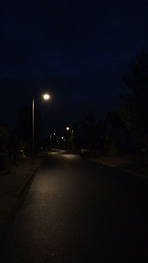 Dark Roads Aesthetic, Relaxing Thoughts, Dump Pics, Gorgeous Pics, Empty Road, Night Street, Night Scenery, Dark Pictures, Night Aesthetic